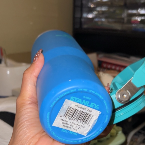 Stanley Flip Straw Tumbler with Handle 30 oz - Picture 2 of 3